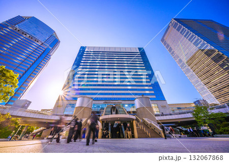 日本の東京都市景観 品川駅やオフィスビル群などを望む 132067868