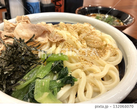 うどん専門飲食店で食べる「旨辛 豚つけ汁うどん」 うどん専門飲食店で食べる「旨辛 豚つけ汁うどん」 132068070