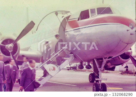 【日本の航空史】1960年代末 昭和の福井空港 | 東亜航空コンベア240とタラップを降りる人々 | 132068290