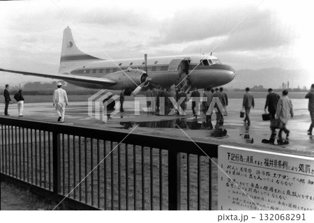 【日本の航空史】1960年代末 昭和の福井空港 | 東亜航空コンベア240とタラップを降りる人々 | 132068291