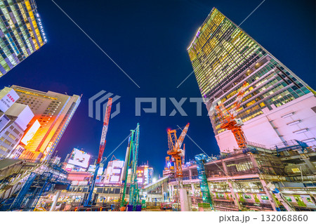 日本の東京都市景観10月17日。クローラークレーンやパイルドライバーなどの巨大重機がズラリ…＝渋谷 132068860