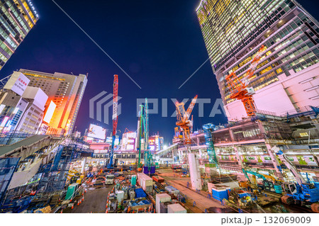 日本の東京都市景観10月17日。クローラークレーンやパイルドライバーなどの巨大重機がズラリ…=渋谷 日本の東京都市景観10月17日。クローラークレーンやパイルドライバーなどの巨大重機がズラリ…=渋谷 132069009