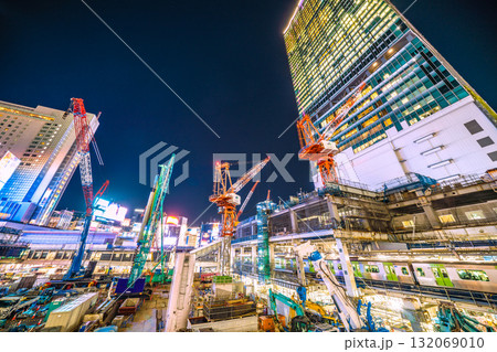 日本の東京都市景観10月17日。クローラークレーンやパイルドライバーなどの巨大重機がズラリ…＝渋谷 132069010