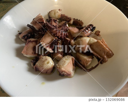 Cooking an octopus step by step Cooking an octopus step by step 132069086