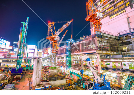日本の東京都市景観10月17日。クローラークレーンやパイルドライバーなどの巨大重機がズラリ…=渋谷 日本の東京都市景観10月17日。クローラークレーンやパイルドライバーなどの巨大重機がズラリ…=渋谷 132069231