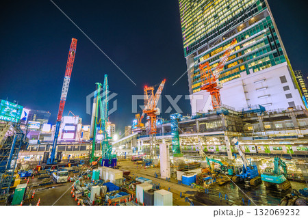 日本の東京都市景観10月17日。クローラークレーンやパイルドライバーなどの巨大重機がズラリ…=渋谷 日本の東京都市景観10月17日。クローラークレーンやパイルドライバーなどの巨大重機がズラリ…=渋谷 132069232