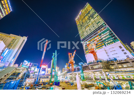 日本の東京都市景観10月17日。クローラークレーンやパイルドライバーなどの巨大重機がズラリ…＝渋谷 132069234