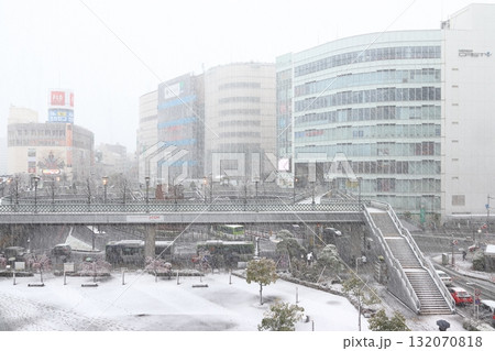 冬の川口駅東口キュポ・ラ広場にて（2025年3月） 132070818