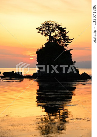 雨晴海岸 女岩(富山県) 雨晴海岸 女岩(富山県) 132071886