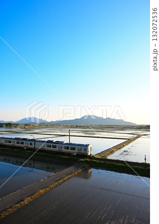 水を張った越後平野(新潟県) 水を張った越後平野(新潟県) 132072536