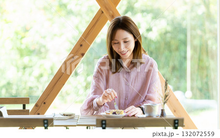 カフェでスイーツを食べる女性 132072559