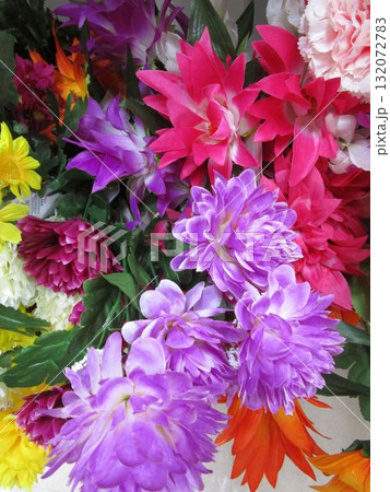 カラフルな造花の花束 カラフルな造花の花束 132072783