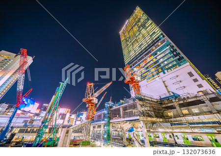 日本の東京都市景観10月17日。クローラークレーンやパイルドライバーなどの巨大重機がズラリ…＝渋谷 132073636