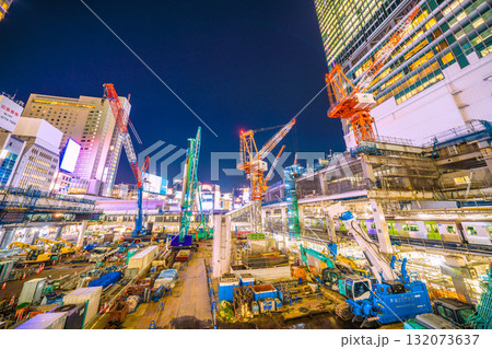 日本の東京都市景観10月17日。クローラークレーンやパイルドライバーなどの巨大重機がズラリ…＝渋谷 132073637