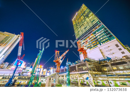日本の東京都市景観10月17日。クローラークレーンやパイルドライバーなどの巨大重機がズラリ…＝渋谷 132073638