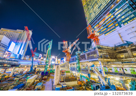 日本の東京都市景観10月17日。クローラークレーンやパイルドライバーなどの巨大重機がズラリ…=渋谷 日本の東京都市景観10月17日。クローラークレーンやパイルドライバーなどの巨大重機がズラリ…=渋谷 132073639