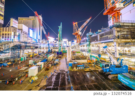 日本の東京都市景観10月17日。クローラークレーンやパイルドライバーなどの巨大重機がズラリ…＝渋谷 132074516