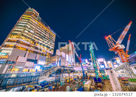 日本の東京都市景観10月17日。クローラークレーンやパイルドライバーなどの巨大重機がズラリ…=渋谷 日本の東京都市景観10月17日。クローラークレーンやパイルドライバーなどの巨大重機がズラリ…=渋谷 132074517