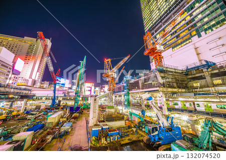 日本の東京都市景観10月17日。クローラークレーンやパイルドライバーなどの巨大重機がズラリ…＝渋谷 132074520