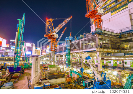日本の東京都市景観10月17日。クローラークレーンやパイルドライバーなどの巨大重機がズラリ…=渋谷 日本の東京都市景観10月17日。クローラークレーンやパイルドライバーなどの巨大重機がズラリ…=渋谷 132074521