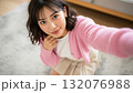 部屋でくつろぎながら、笑顔で自撮りする女性 132076988