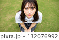 制服姿で芝生にひざまずき、こちらをまっすぐ見つめる女子高生 132076992