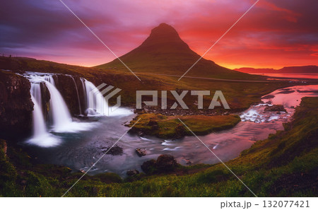 Fantastic image of evening with Kirkjufell volcano the coast of Snaefellsnes peninsula. 132077421