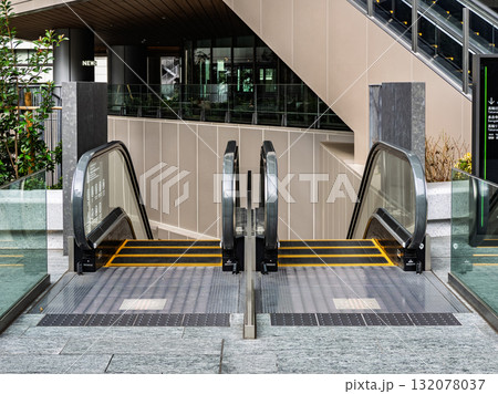 エスカレーター前の点字ブロック設置例 132078037