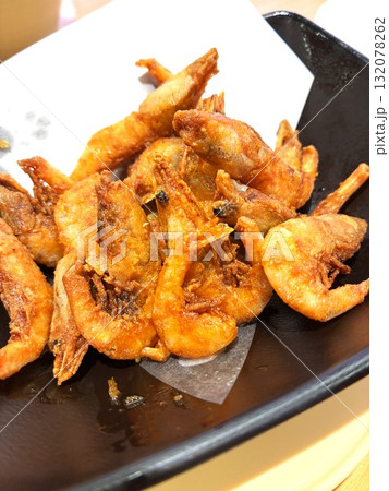 回転寿司チェーン店で食べる「甘えびのから揚げ」 回転寿司チェーン店で食べる「甘えびのから揚げ」 132078262