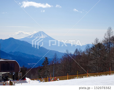 スキー場から見える富士山 スキー場から見える富士山 132078382