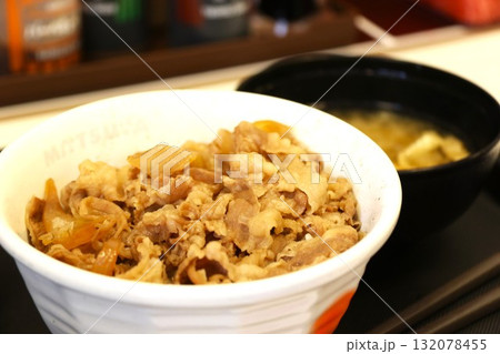 サラリーマンの昼食(牛丼チェーン店の牛丼) サラリーマンの昼食(牛丼チェーン店の牛丼) 132078455