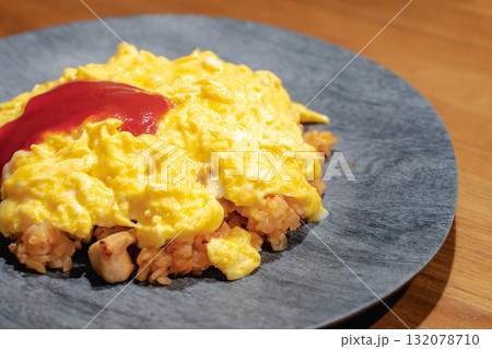 ふわとろ卵がのったケチャップライスのオムライス夕食 132078710