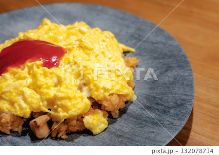 ふわとろ卵がのったケチャップライスのオムライス夕食 ふわとろ卵がのったケチャップライスのオムライス夕食 132078714