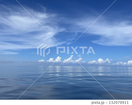 雲の多い朝の海 132078911