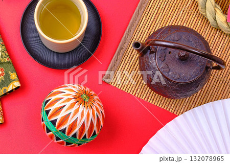 赤背景の上の日本のアイテム 132078965