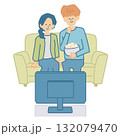 一緒にテレビを見るカップルのイラスト 132079470