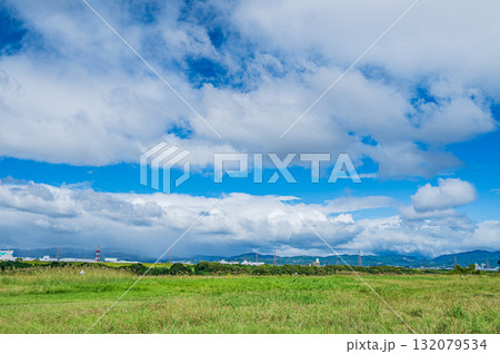 淀川河川敷の空に浮かぶ雲　大阪府枚方市 132079534
