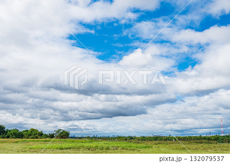 淀川河川敷の空に浮かぶ雲 大阪府枚方市 淀川河川敷の空に浮かぶ雲 大阪府枚方市 132079537