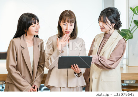 タブレットを見ながら打ち合わせ,ミーティングするビジネスウーマン 132079645