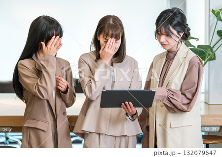 タブレットを見ながら打ち合わせ,ミーティングするビジネスウーマン(レビュー,失敗,低評価,口コミ) タブレットを見ながら打ち合わせ,ミーティングするビジネスウーマン(レビュー,失敗,低評価,口コミ) 132079647