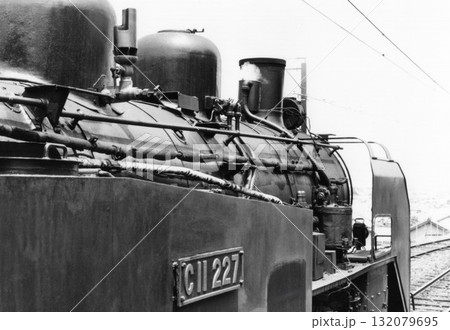 【1977年8月1日撮影】大井川鉄道 C11 227号機、力強く煙を上げるタンク式蒸気機関車 132079695