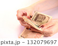 1万円札を数える女性の手 132079697