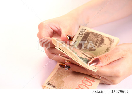 1万円札を数える女性の手 132079697