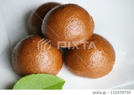 ふんわりお饅頭　ティータイム　緑の葉 132079750