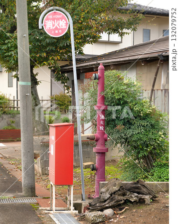 豪雪地帯の背の高い消火栓　新潟県　 132079752
