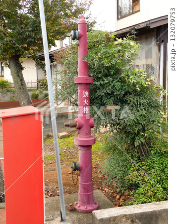豪雪地帯の背の高い消火栓　新潟県　 132079753