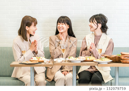 飲食店で食事会,飲み会,女子会をするビジネスウーマン 132079759
