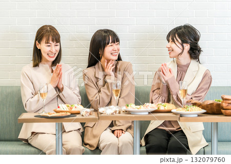 飲食店で食事会,飲み会,女子会をするビジネスウーマン 132079760