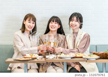 飲食店で食事会,飲み会,女子会をするビジネスウーマン 飲食店で食事会,飲み会,女子会をするビジネスウーマン 132079761