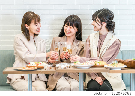 飲食店で食事会,飲み会,女子会をするビジネスウーマン 飲食店で食事会,飲み会,女子会をするビジネスウーマン 132079763